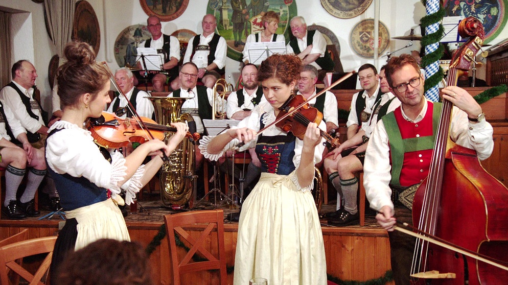 Die Familienmusik Waldauf im Gasteig bei Zsammg'spuit am Tegernsee. | Bild: BR