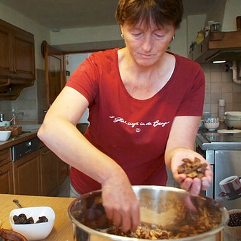 Christa Fuchsreiter backt ein Hefe-Sauerteig-Brot mit Dörrobst. | Bild: BR