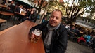 Matthias Supé mit Bier | Bild: BR