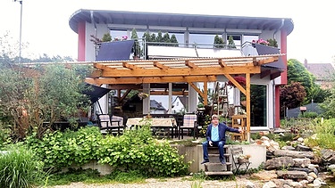 Rolf Friedenstab hat in Rödental bei Coburg ein Drehhaus gebaut, das sich nach der Sonne ausrichten kann und energieautark ist. | Bild: BR / Sonja Vodicka