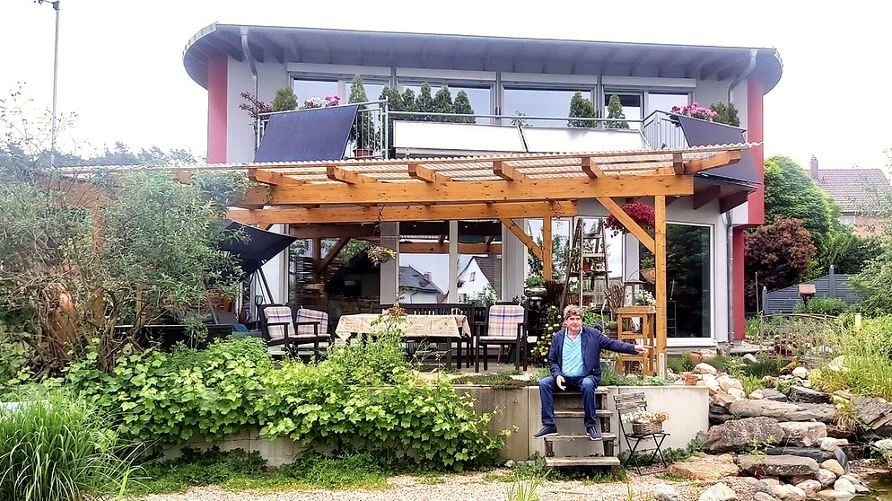 Rolf Friedenstab hat in Rödental bei Coburg ein Drehhaus gebaut, das sich nach der Sonne ausrichten kann und energieautark ist. | Bild: BR / Sonja Vodicka