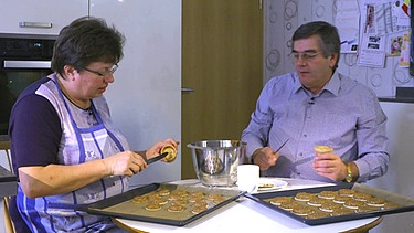 Eugenie Mauder mit ihrem Mann beim Herstellen der Kartoffellebkuchen | Bild: BR