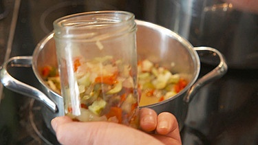 Das fertige Gurkenrelish wird in ein Einmachglas abgefüllt | Bild: BR