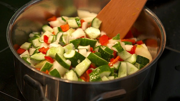 Die Zutaten für das Gurkenrelish in einem Kochtopf | Bild: BR
