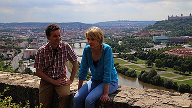 Brigitte Hausner, Autorin des Bayerischen Rundfunks mit Moderator Florian Schrei bei der Moderationsaufzeichnung in der Weinlage Würzburger Stein | Bild: BR