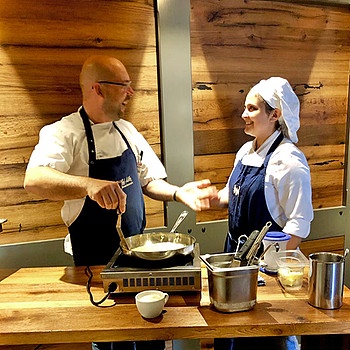 Jan Hiller und Azubi Stefanie Fischer beim Zubereiten des Kartoffelschmarrns | Bild: BR