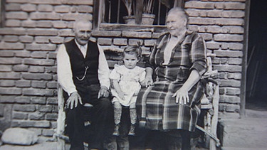 Elisabeth Greckl als kleines Kind mit ihren Großeltern, denen sie beim Mesnerdienst half. | Bild: BR