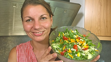 Steffi Hauner mit einer Schüssel Kartoffelsalat mit Giersch und Löwenzahn | Bild: BR