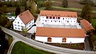 Das renovierte Trachtenkulturzentrum Holzhausen | Bild: BR