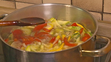 Zucchini, Paprika und alle Zutaten in einem Topf erhitzen und köcheln lassen. | Bild: BR