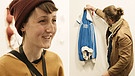 Holzbildhauerin Jessi Strixner (li), Philipp Liehr (re) hängt eine aus Holz geschnitzte Jacke auf | Bild: BR, Montage: BR