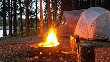Drei Zelte auf einem Berggipfel | Bild: picture alliance / blickwinkel / O. Broders