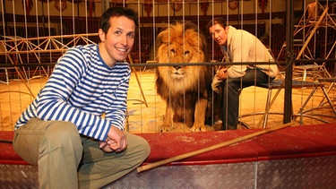 Von links: Willi mit dem Löwen Cassanga und dem Löwendompteur Martin Lacey jr. im Circus Krone. | Bild: BR/megaherz gmbh