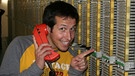Telefonieren kann jeder, aber wie funktioniert ein Telefon? Willi informiert sich darüber in der Hauptverteilstation der T-Com in München. | Bild: BR/megaherz gmbh