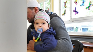 Babys dürfen mit in die Kabine. Die Altersgrenze liegt bei ca. 1,5 Jahren. | Bild: picture-alliance/dpa