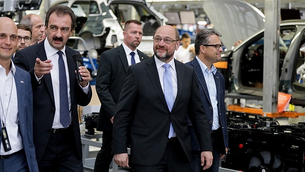 Der SPD-Kanzlerkandidat und Parteivorsitzende Martin Schulz im Ingolstädter Audi-Werk | Bild: picture-alliance/dpa/Kay Nietfeld