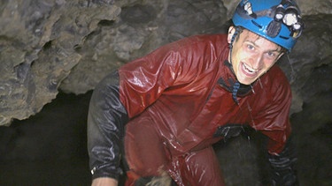 Klimazeitreise unter der Erde | Checker Julian muss selbst in einer Höhle auf Tauchstation. | Bild: BR | megaherz gmbh | Pius Neumaier