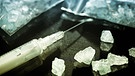 Eine spritze liegt vor der Droge Crystal Meth | Bild: picture-alliance/dpa