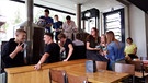 Schüler des Clavius-Gymnasiums Bamberg bei Filmaufnahmen in einer Bamberger Brauerei. | Bild: BR