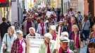 Demonstrationszug zieht sich durch Regensburgs enge Gassen | Bild: BR/Jonathan Offel