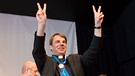 Oster zeigt das Peace-Zeichen mit seinen Fingern | Bild: BR/ Markus Konvalin