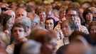 Die Besucher der Veranstaltung hören dem jungen Bischof zu | Bild: BR/ Markus Konvalin