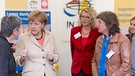 Angela Merkel spricht am Stand von Invia mit Mitarbeiterinnen | Bild: BR/Max Hofstetter