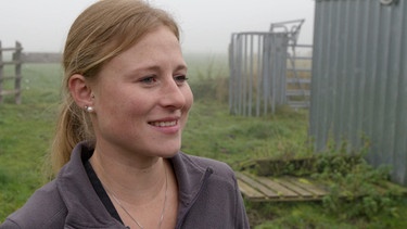 Landwirtin Lena Zimmermann im Gespräch auf der Rinderweide. | Bild: BR