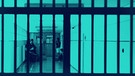 Gefängnis: Hinter Gitterstäben, in einem Flur, sieht man Jugendliche. | Bild: BR, picture-alliance/dpa, colourbox.com; Montage: BR