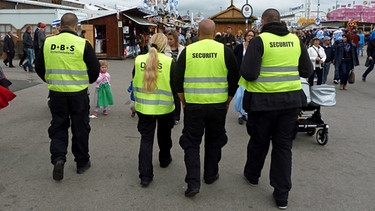 Security-Personal auf der Wiesn | Bild: BR / Roland Münzel