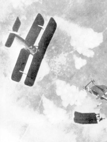 Luftkampf: Ein englischer Jagdflieger schießt am 1. Oktober 1918 ein deutsches Flugzeug ab | Bild: SZ Photo / Scherl