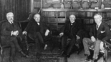 Friedenskonferenz von Versailles: Vittorio Emanuele Orlando, David Lloyd George, Georges Clemenceau, Woodrow Wilson (v.l.n.r.) | Bild: SZ Photo / Scherl