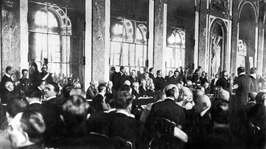  Die Unterzeichnung des Versailler Friedensvertrages am 28. Juni 1919 | Bild: SZ Photo / Scherl