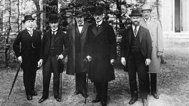 Versailler Friedenskonferenz 1919: deutsche Delegation | Bild: Bundesarchiv, Bild 183-R11112 / Fotograf: o. A. / Lizenz CC-BY-SA