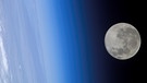 Mond und Erdoberfläche aus Weltraumsicht. | Bild: NASA