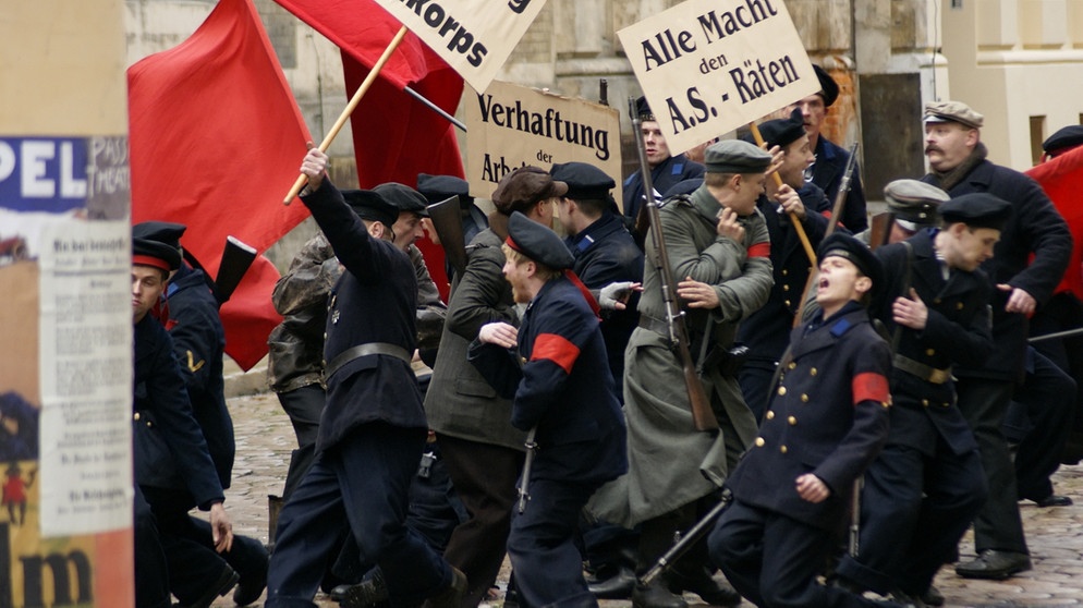 Berlin, 05.03.1919. Wöllke, seine Matrosen und zahlreiche Arbeiter marschieren durch die Stadt. Sie werden beschossen. | Bild: BR/Steffen Bauer