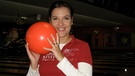 Im Hollywood Super Bowling Center in München übt Karen Markwardt das Bowlen. | Bild: BR/Aleksandra Stupka