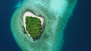 Im Schelfmeer, das ganz Borneo umgibt, gibt es unzählige kleine Eilande und einige der schönsten Korallenriffe der Erde. | Bild: BBC