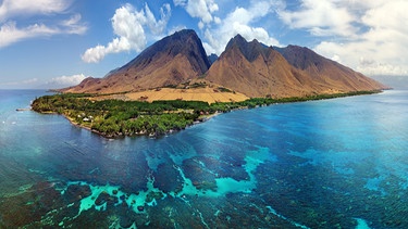 Alle Inseln des Archipels von Hawaii sind vulkanischen Ursprungs und heute von Schelfmeer und fruchtbaren Riffen mit vielen endemischen Arten umgeben. | Bild: BBC/Shutterstock/Joe West