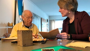 Friederike (r.) trifft Peter Weishut (l.). Er hat als Kind Bergen-Belsen überlebt. Heute ist er 88 und lebt in Amsterdam. | Bild: NDR/Anne Gänsicke