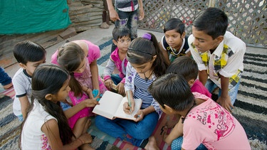 Bhopal ist die Hauptstadt des zentralindischen Bundesstaates Madhya Pradesh. Noch immer ist der Name dieser Industriestadt, in der fast zwei Millionen Einwohner leben, mit der Chemiekatastrophe von 1984 verbunden. In Durga Basti, einem Slum mitten in der Stadt, hat die elfjährige Muskaan Ahirwar etwas Einzigartiges und Hoffnungsvolles ins Leben gerufen: ihre Bibliothek "Kitabi Masti", übersetzt "Bücherspaß". Muskaan lebt mit ihrer Mutter, ihrer großen Schwester und zwei jüngeren Brüdern in einer kleinen Hütte im Slum. | Bild: bernsteinfilm/BR/Johannes Straub
