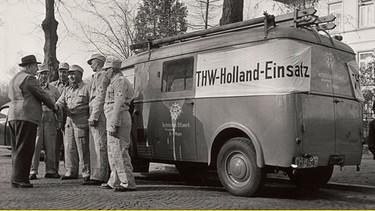 Der erste Auslandseinsatz des Technischen Hilfswerk (THW) in den Niederlanden nach der Sturmflut 1953. | Bild: WDR/THW Berlin