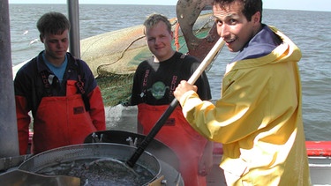 Willi Weitzel auf einem Krabbenkutter in der Nordsee. Hier werden die Krabben direkt nach dem Fang gekocht, um sie haltbarer zu machen. | Bild: BR/megaherz gmbh