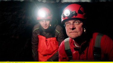 Stefan Zaenker, Höhlen- und Wasserquellenforscher, in einem ehemaligen Bergwerksstollen in der Rhön. Im Hintergrund sein Sohn Christian Zaenker. | Bild: HR