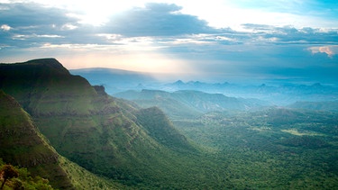 Der große Afrikanische Grabenbruch prägt die Landschaft Kenias. | Bild: BR/HTTV Produktion/NDR/Michael Höft