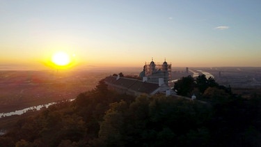 Wunderschöne Aussichten in das Donautal und nach Wien: Burg Leopoldsberg. | Bild: BR/ORF/Vaughan Video