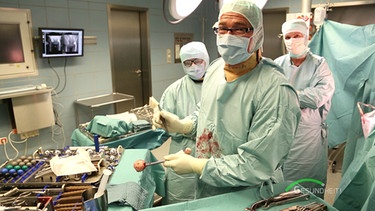 Im Klinikum Landshut implantieren die Orthopäden nicht nur Prothesen, sondern bringen auch Babyhüften in Position. | Bild: BR