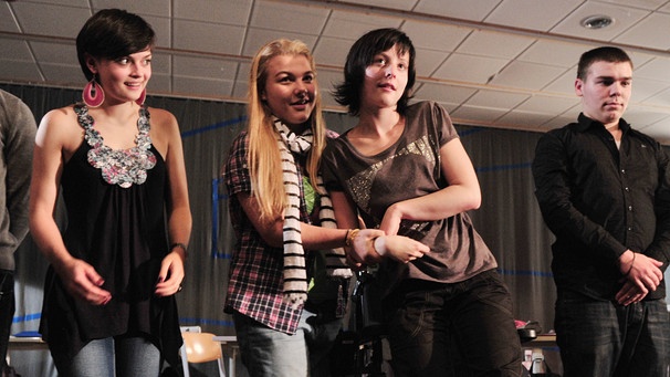 Szene aus "Inklusion - gemeinsam anders": Die Schüler freuen sich über die gelungene Aufführung. Mitte: Steffi (Paula Kroh). | Bild: BR/Caroline Scharff