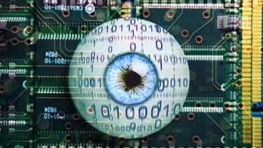 Künstliches Auge mit Binärcode liegt auf Computerplatine | Bild: picture alliance / CHROMORANGE / Christian Ohde