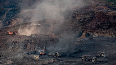 In einem Tagebau in der Nähe von Dhanbad wird Kohle abgebaut. | Bild: dpa-Bildfunk/Altaf Qadri